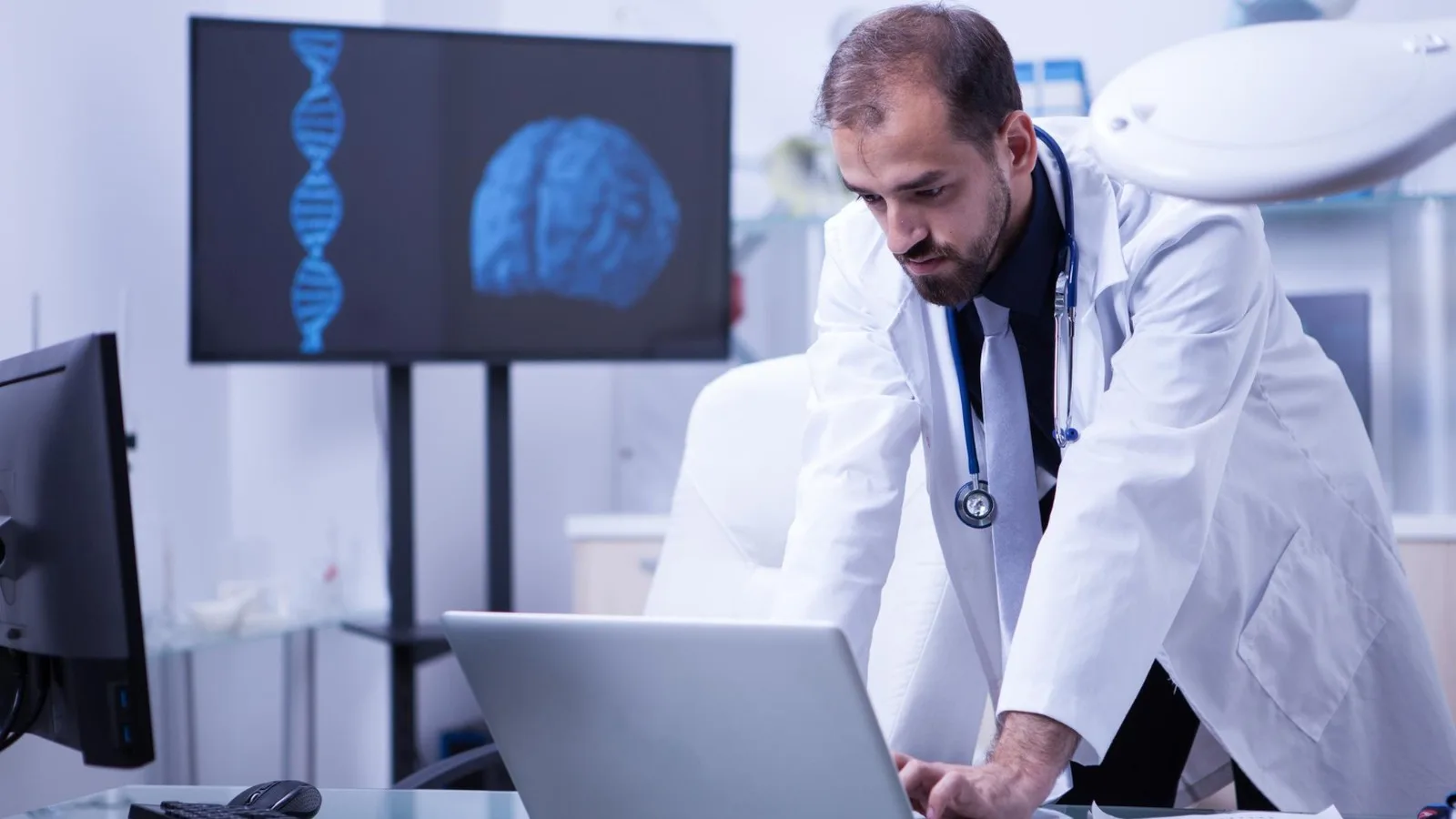 Neurofisiólogo clínico con MAPFRE México seguro de gastos médicos mayores en Cancún, Q.R.